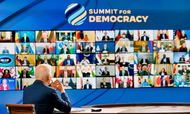Biden tuona dal Summit for Democracy: «La democrazia è sotto assedio»