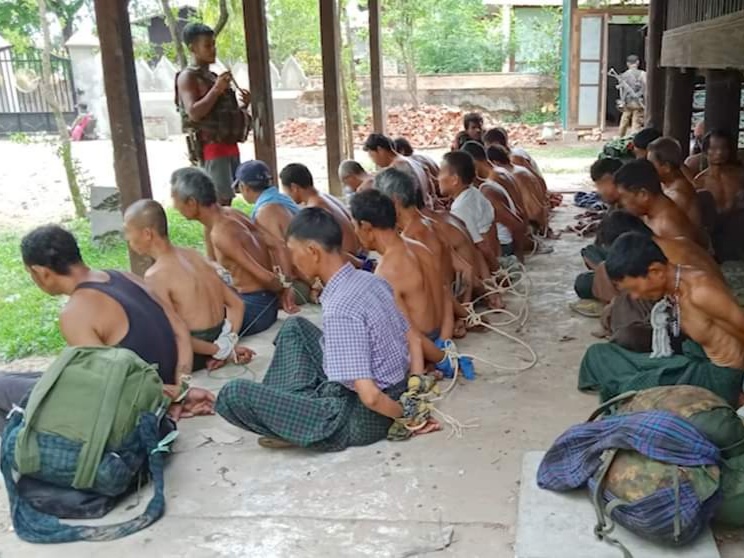 Myanmar, le foto sul cellulare di un soldato governativo rivelano le esecuzioni nella giungla