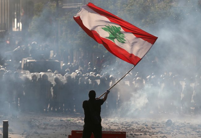 Libano, cittadini disperati tra fame e conti correnti bloccati