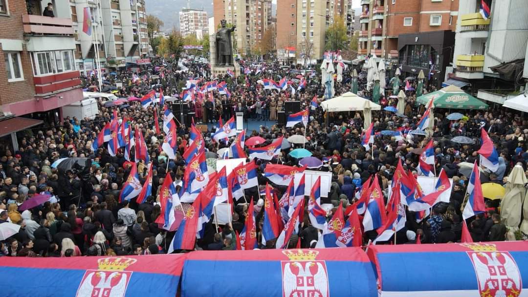 Tensioni in Kosovo, i serbi protestano a Kosovska Mitrovica. L’appello al dialogo di Italia e UE