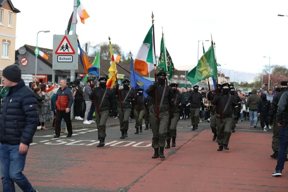 Manifestanti nordirlandesi in corteo