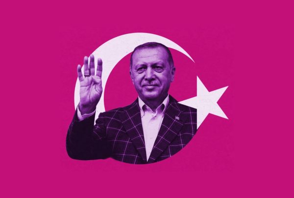 Erdogan al centro della bandiera turca