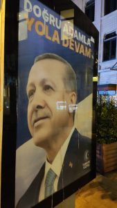 Un manifesto con il volto di Erdogan affisso lungo le vie di Istanbul