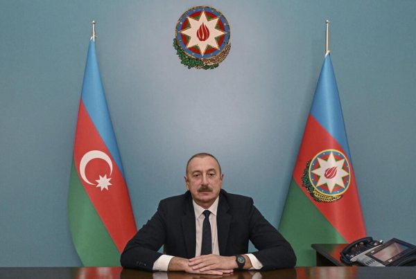 Il presidente dell'Azerbajgian Ilham Aliyev seduto nel suo studio