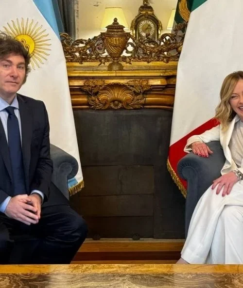 Il presidente argentino Javier Milei con la premier italiana Giorgia Meloni