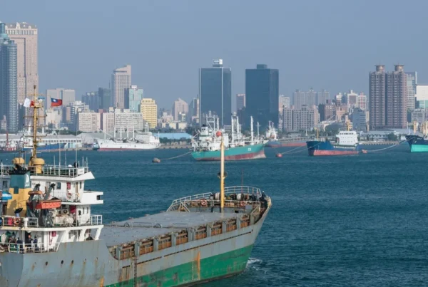 Una nave mercantile al largo di Taipei