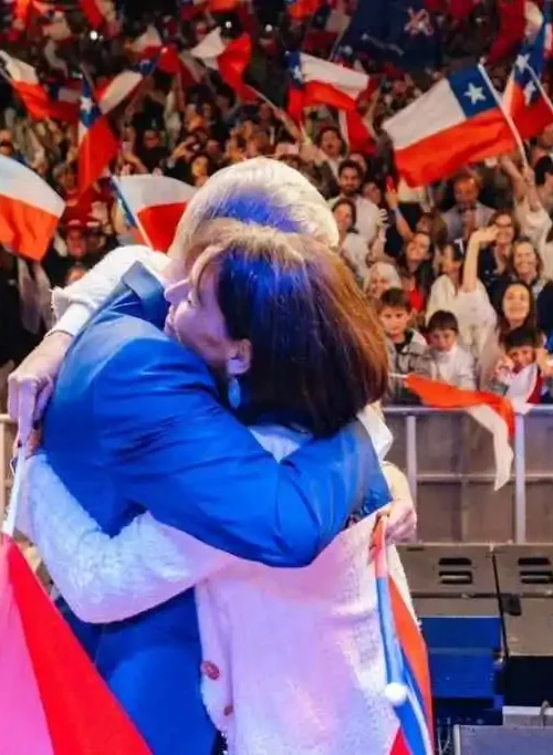 Il neo presidente cileno José Antonio Kast abbraccia la moglie Pia Adriasola davanti alla folla festante