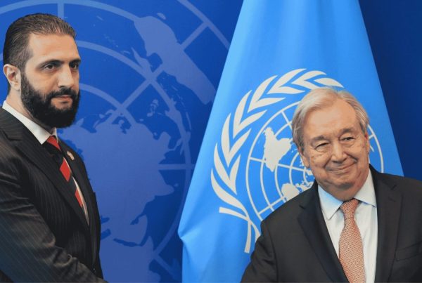 Il presidente siriano Ahmad al-Shara durante la sua prima visita all'Onu stringe la mano al Segretario Generale delle Nazioni Unite António Guterres