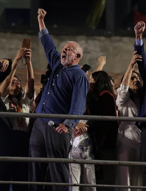 Il presidente Lula esulta per la riconferma alle elezioni in Brasile